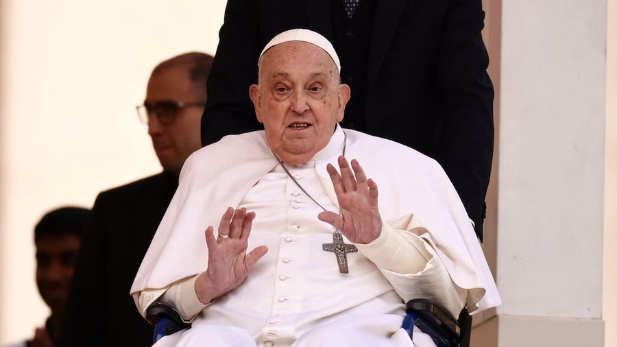 El papa Francisco salió a saludar a los fieles y pidió rezar por los pobres en la misa del Domingo de Ramos