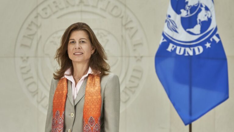 El FMI reconoce en el nuevo acuerdo que la deuda de Argentina es prácticamente impagable