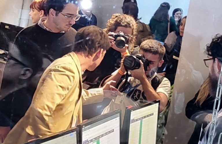 Gesto vigilante de Santiago Caputo con un fotógrafo porque lo enfocaba