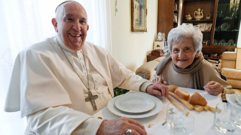 Alfajores, muzza con fainá y “salsa caliente”: los favoritos del papa Francisco y su mandamiento sobre la comida