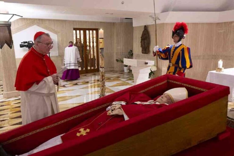 El Vaticano publicó las primeras imágenes del papa Francisco en su féretro