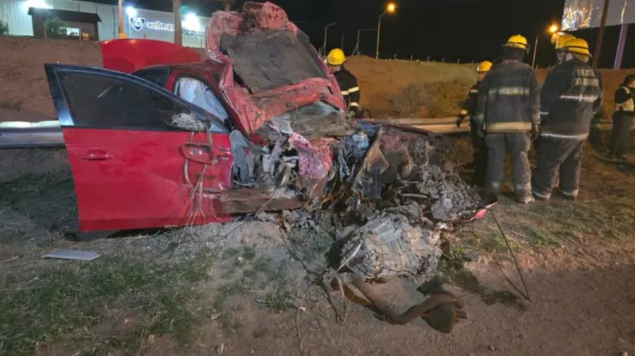 Choque fatal en Neuquén: una joven murió tras impactar con su auto contra un poste de luz en medio de la ruta