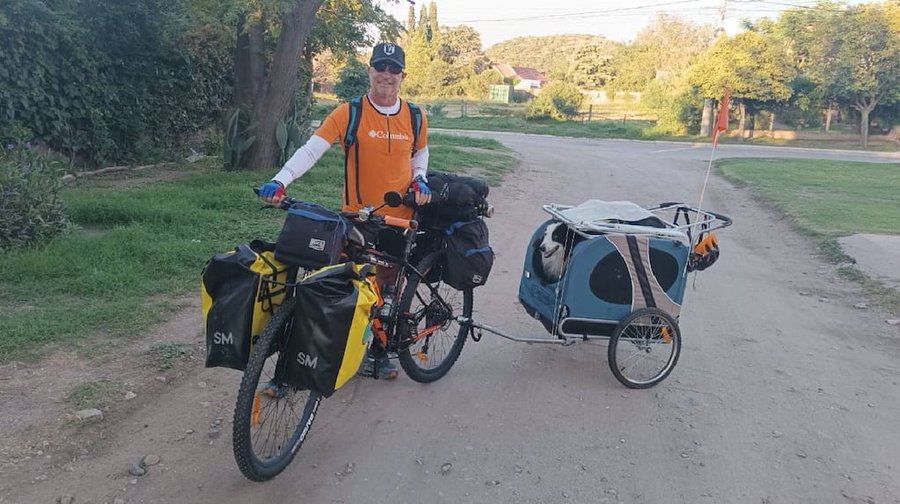 El sueño de Oscar: acompañado de su border collie Mbappe, recorrió 1515 kilómetros en bicicleta