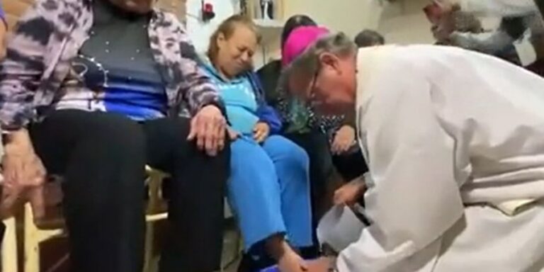 La Iglesia pidió jubilaciones dignas luego de dedicarle el lavado de pies a los adultos mayores en Jueves Santo