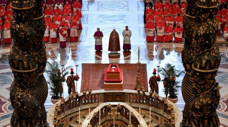 Entre aplausos y llantos, así trasladaron el cuerpo del papa Francisco a la Basílica de San Pedro