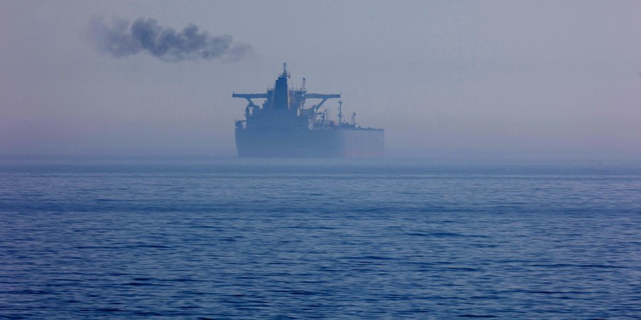 Sigue el derrotero del carguero de la flota fantasma que traficaba petróleo ruso y quedó a la deriva: fue trasladado a Nordperd