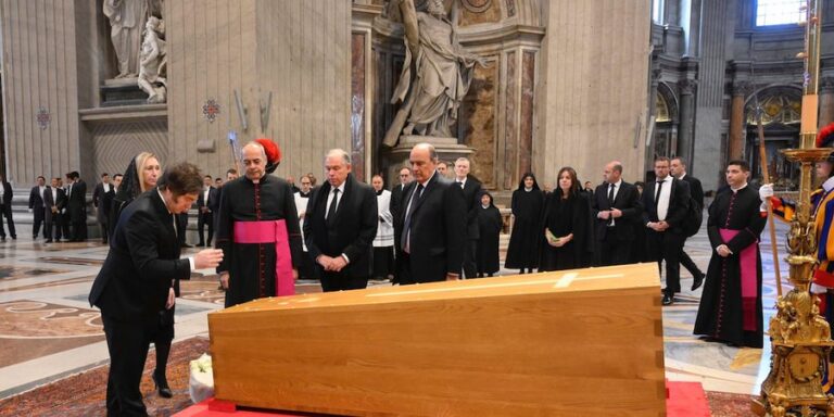 El adiós de Milei a Francisco, la reunión con Meloni en Roma y la respuesta que preparan en el PRO contra las traiciones
