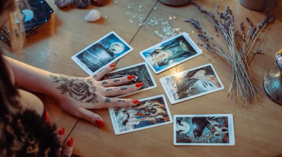 Una joven estaba aprendiendo a leer el tarot y tuvo una dramática revelación sobre su novio
