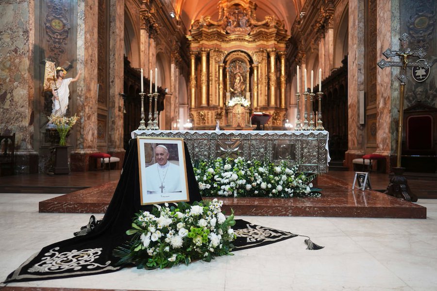 Una tumba sencilla y una lápida con su nombre: las instrucciones que dejó Francisco para su funeral