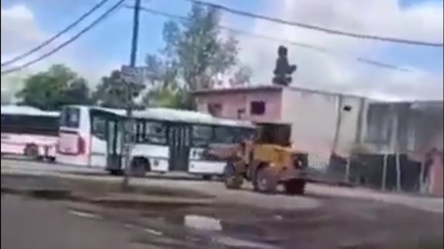 Ataque de furia en José C. Paz: destruyó tres colectivos con una pala mecánica después de que le chocaran la camioneta