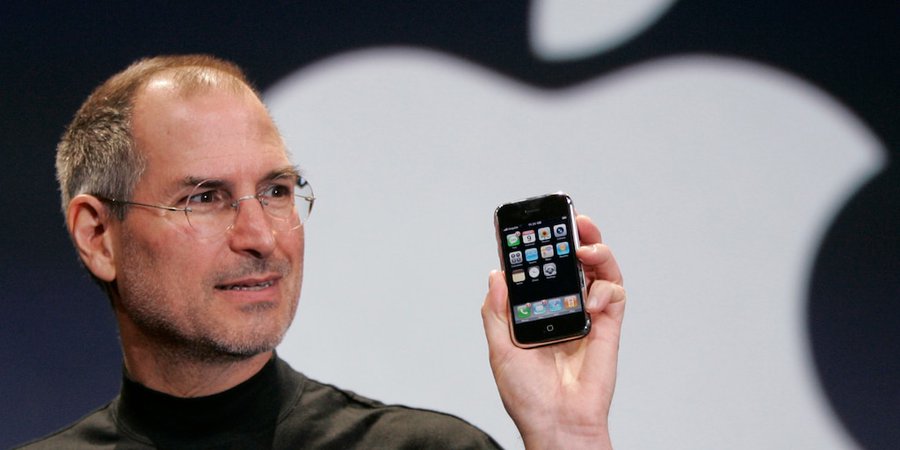 Él es el magnate japonés que apostó millones de dólares por Steve Jobs y el iPhone, incluso antes de crearlo