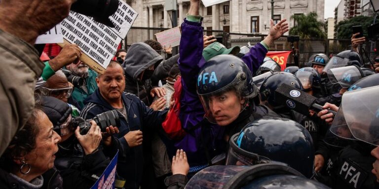Marcha de jubilados: incidentes entre manifestantes y la policía tras la caída de la sesión en el Congreso