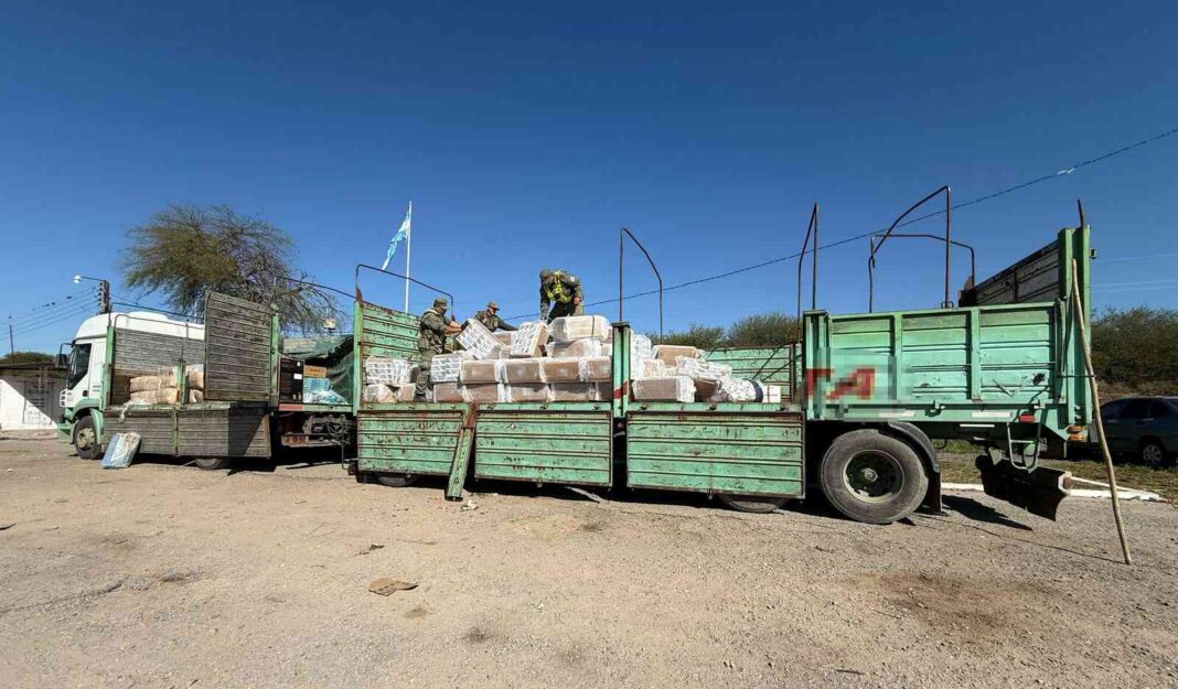 Tucumán: Trasladaba ilegalmente 619 kilos de hojas de coca y 98.950 paquetes de cigarrillos
