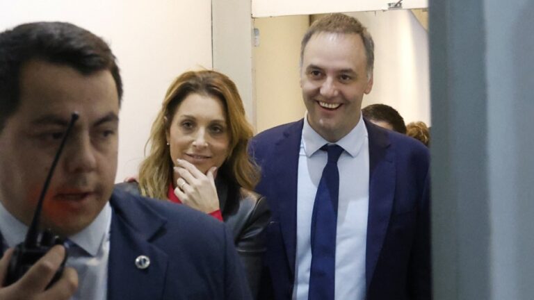 Denuncian que Adorni apela a un intermediario para pautar en medios y eludir los controles