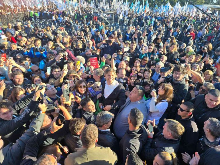 Kicillof arrancó la campaña y mandó un mensaje al peronismo: “el único adversario que tenemos es Milei”