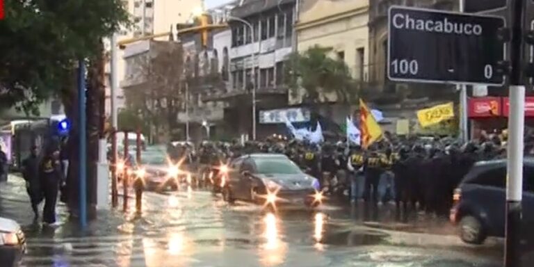 Tensión en Puente Pueyrredón: choferes de la UTA protestan en repudio al último acuerdo salarial