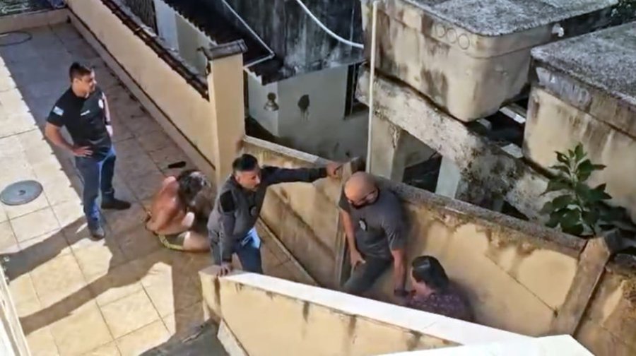 Conmoción: detuvieron a dos hermanos que convivieron con el cuerpo de su padre durante meses