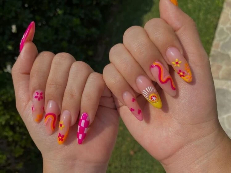 Así son las retro nails, la manicura vintage con diseños psicodélicos y colores vibrantes que son tendencia