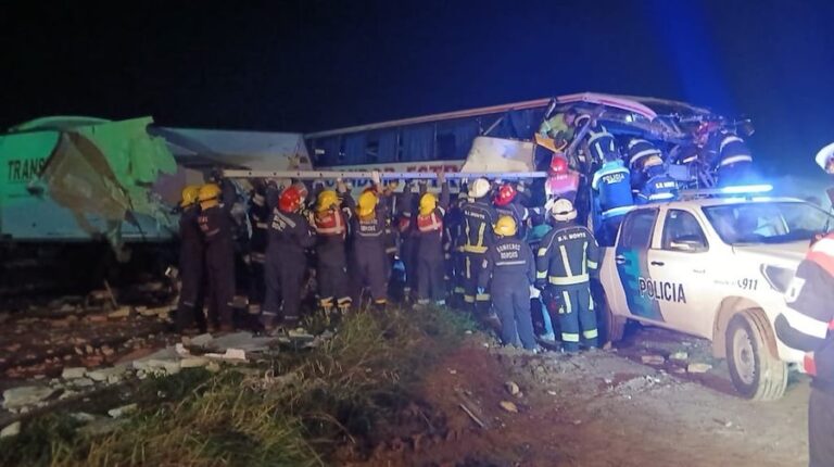 Las impactantes imágenes del trágico choque entre un camión y un micro de larga distancia en la Ruta 3