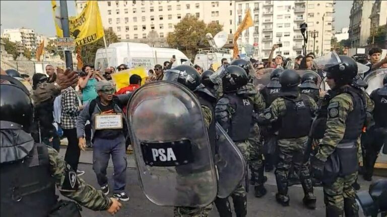 Marcha de los jubilados: la Policía volvio a reprimir salvajemente hasta los curas
