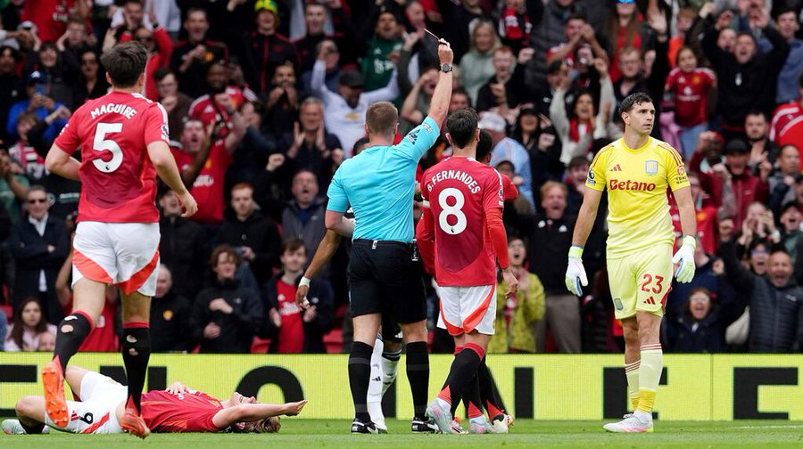 Dibu Martínez sufrió la primera expulsión de su carrera y el Aston Villa no pudo clasificar a la Champions League