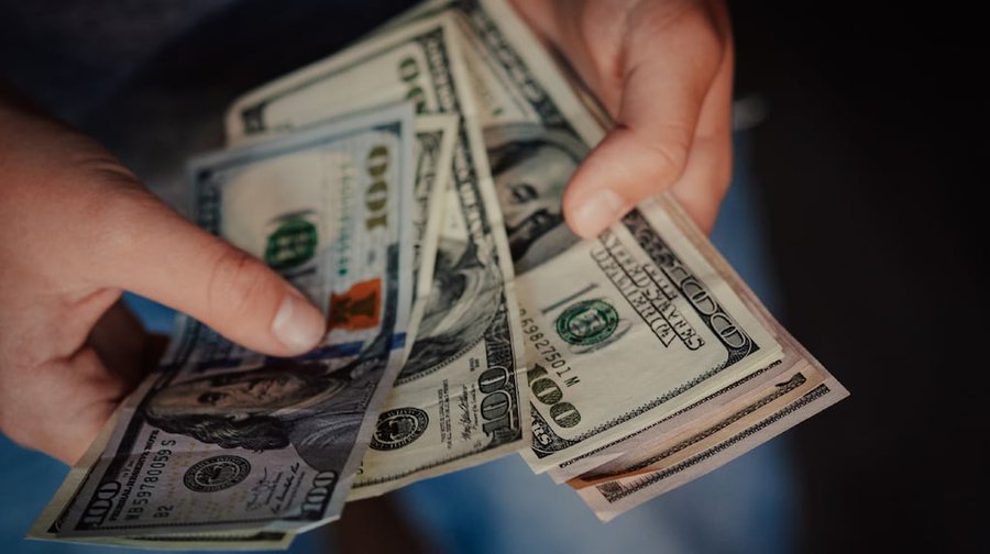 Sin cepo al dólar: a cuánto cotizan el oficial y las otras opciones cambiarias este lunes 5 de mayo