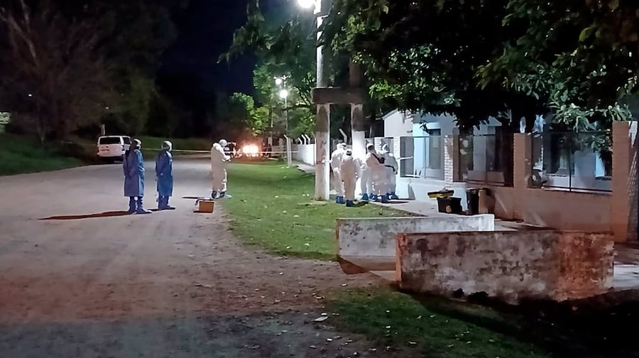 Femicidio en Tucumán: un hombre ahorcó a su esposa y colgó el cuerpo en la reja de una escuela