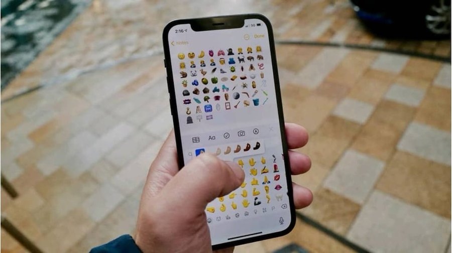 Nuevos emojis en WhatsApp: podrás incluir palas, rabanitos y una cara ojerosa en los chats