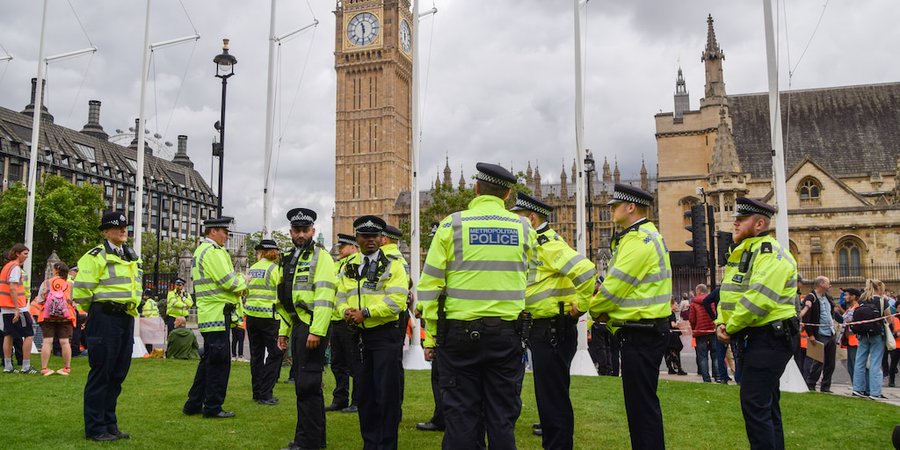 La Policía británica acusó a tres ciudadanos iraníes de presunto espionaje para el régimen persa