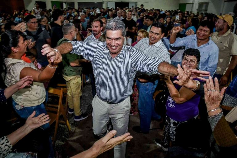 Capitanich cerró campaña con acto multitudinario y mensaje claro: “No vinimos a improvisar, vinimos a defender al pueblo”