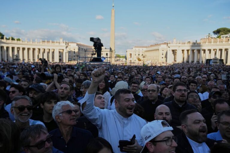 Aplausos, gritos y lágrimas: la reacción de los fieles en la plaza de San Pedro tras el anuncio del nuevo papa