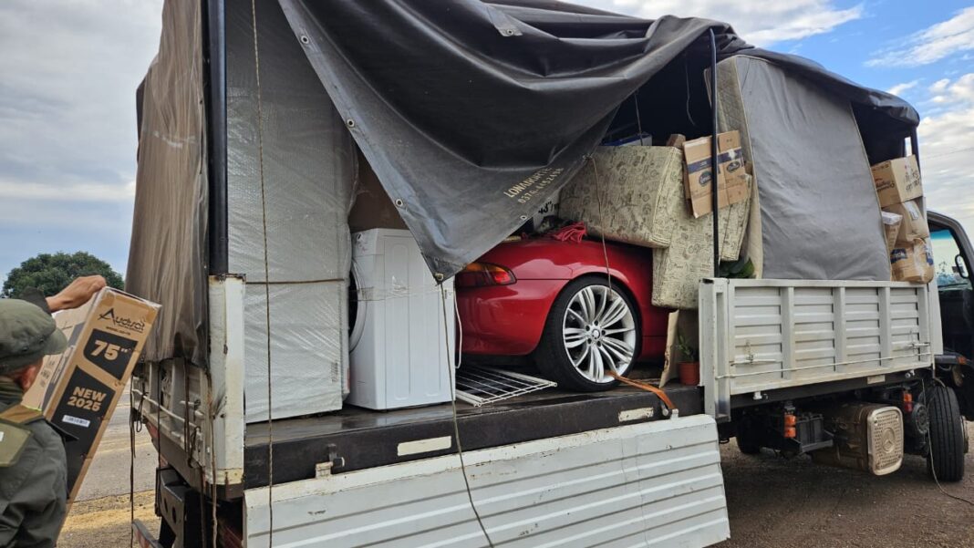 Corrientes: Gendarmes descubrieron un automóvil deportivo en medio de un camión con mudanza