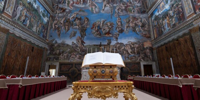 Todo listo para el cónclave 2025: así se ve la Capilla Sixtina, a la espera de los 133 cardenales