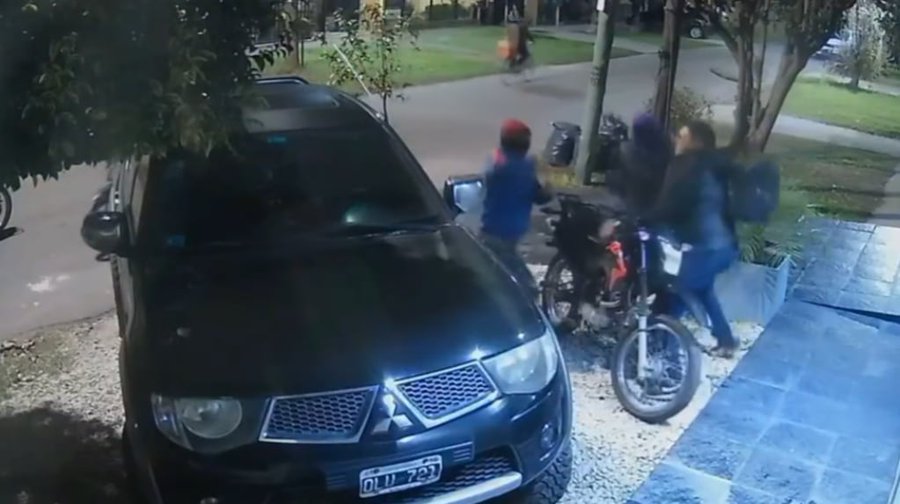 Video: cuatro delincuentes intentaron robarle la moto, se defendió a trompadas y logró evitar el asalto
