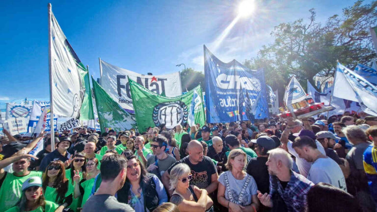 “Aunque no lo parezca, tenemos algo que celebrar y es la caída de la imagen presidencial”
