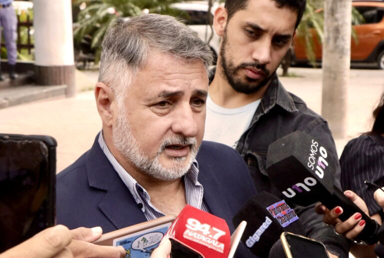 “Regalo de despedida” del ‘Pato’ Gómez a los trabajadores del Ministerio de Gobierno: descuentos de $ 120 mil por adherir al paro