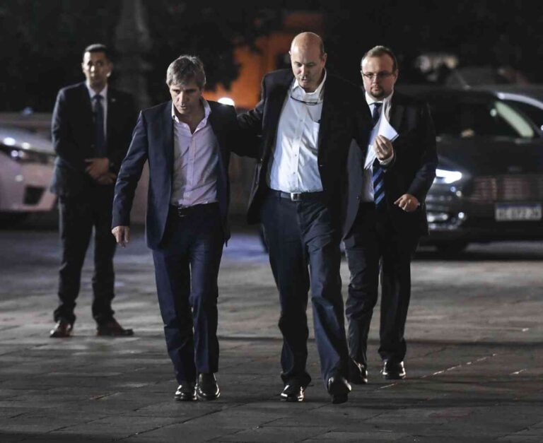 El gobierno planea echar a un tercio de los trabajadores del organismo que garantiza la seguridad aérea