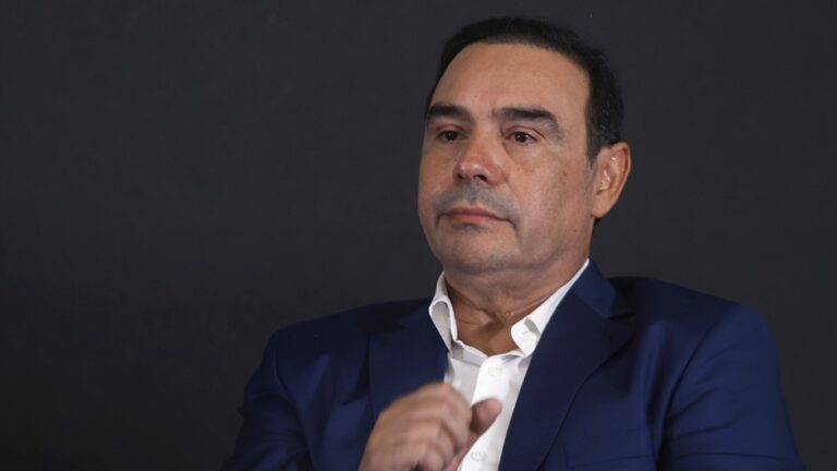 Para terror una derrota en Corrientes, Karina bajó a Almirón y acuerda con Valdés