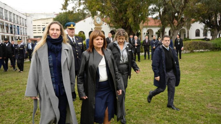Bullrich mandó a requisar colectivos y a pedir documento a los pasajeros de trenes para desalentar la marcha