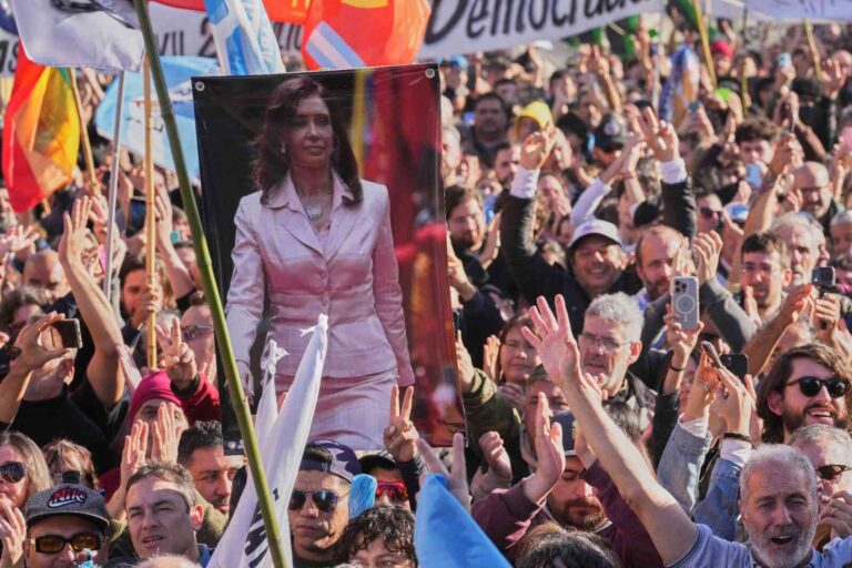 Envalentonados con la Plaza, el kirchnerismo ahora plantea indulto y “decapitación” de la Corte