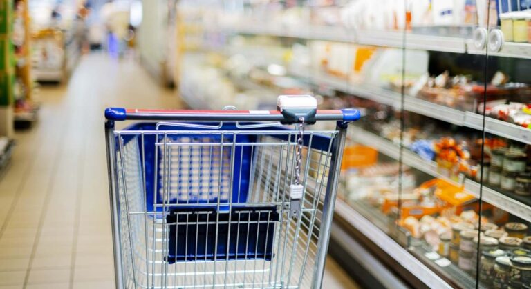 El consumo masivo se mantuvo en caída libre durante junio y las ventas mayoristas de supermercado no repuntan