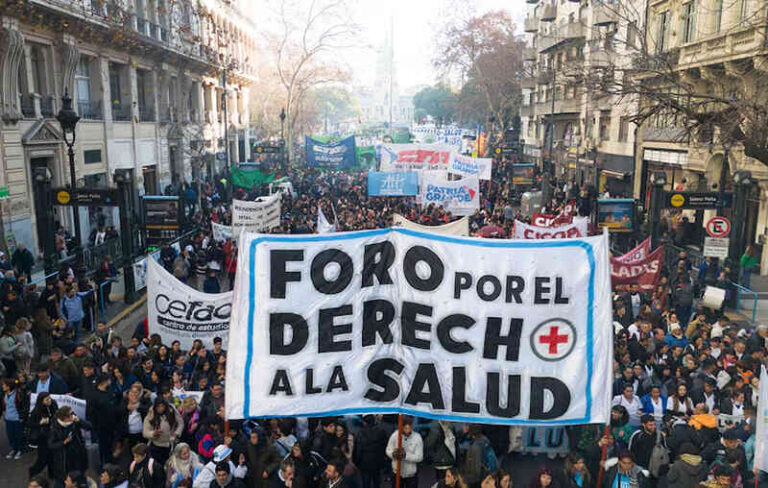 Trabajadores del Garrahan se movilizaron a Plaza de Mayo reclamando aumentos salariales