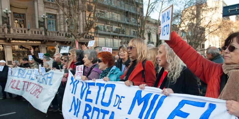 Violentos incidentes en la marcha de jubilados: los manifestantes se enfrentaron con la policía y hay 5 detenidos