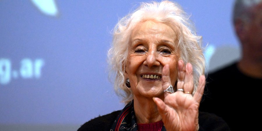 Estela de Carlotto repudió la foto de Milei con la consigna Nunca Más: “Ya no saben qué hacer para humillarnos”
