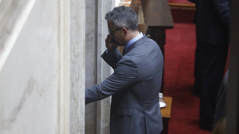 La oposición cuenta los votos para bajar a Menem la presidencia de Diputados por el escándalo de las coimas