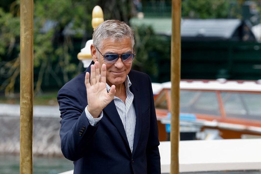 Antes de la gala inaugural, George Clooney llegó a Venecia con traje azul navy y enloqueció a sus fans