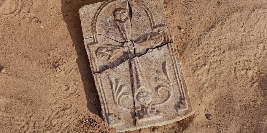 Una cruz de 1.400 años revela el legado olvidado del cristianismo en Abu Dhabi y sorprende a los investigadores