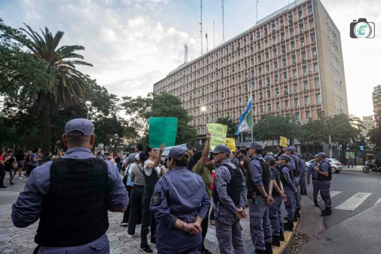 CHACO Concentración docente en rechazo a las medidas del gobierno y como antesala del paro total de este lunes