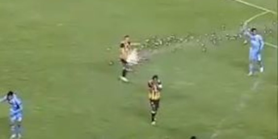 Escándalo en Bolivia: le tiraron con pirotecnia a los jugadores desde la tribuna, lesionaron a un futbolista y detuvieron a 3 personas