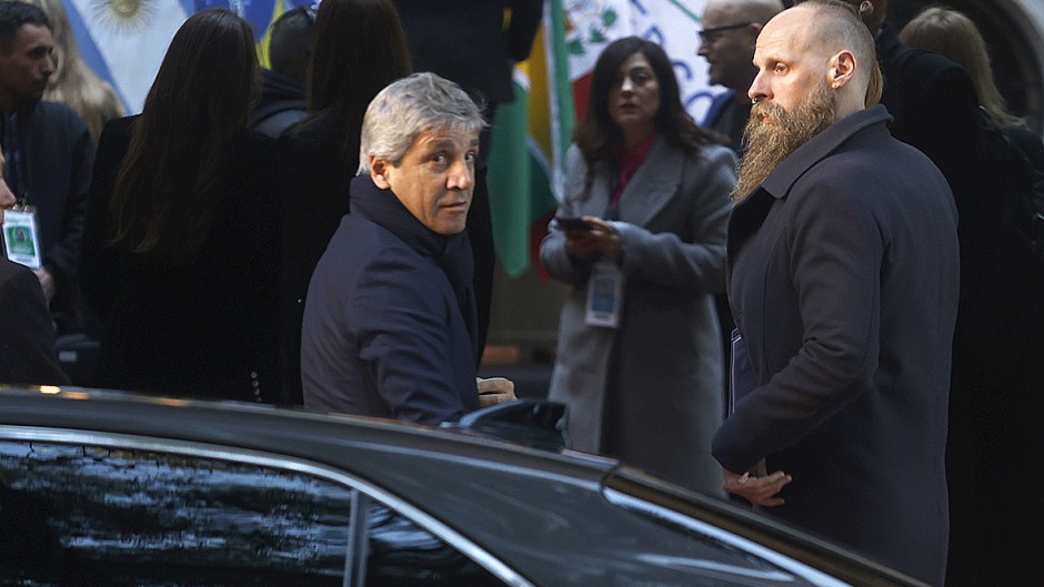 El dólar cripto se dispara y amenaza con romper el techo de la banda